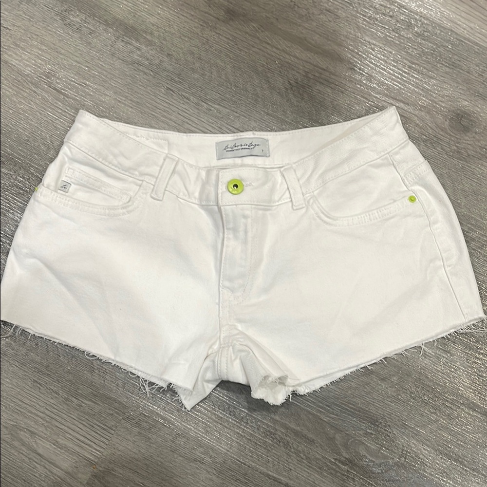 White Jean Shorts with Frayed Hem and Casual Style